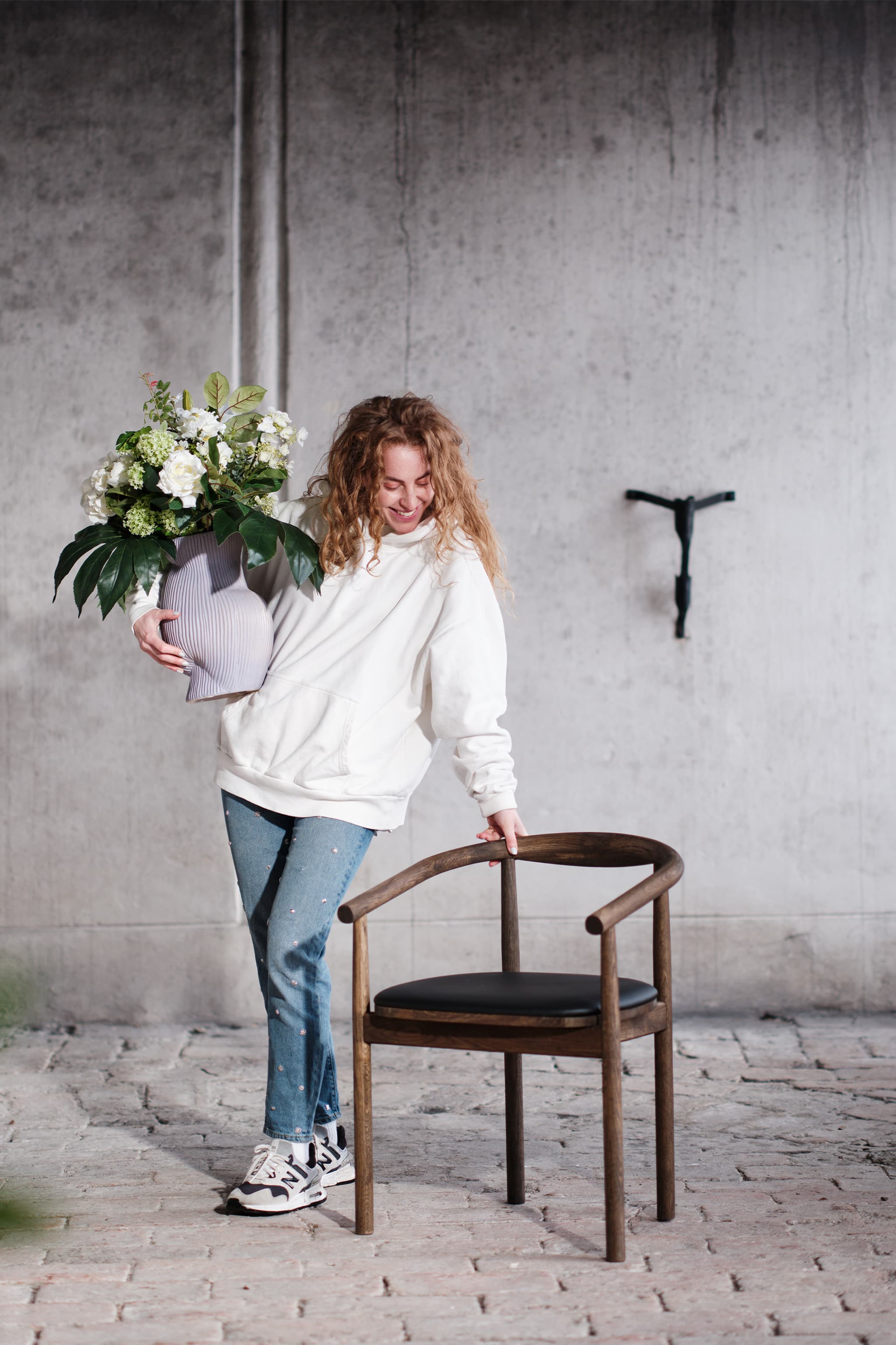 ÖRNEN | Stol i trä/ek. Köksstol med runt ryggstöd | SWEEF