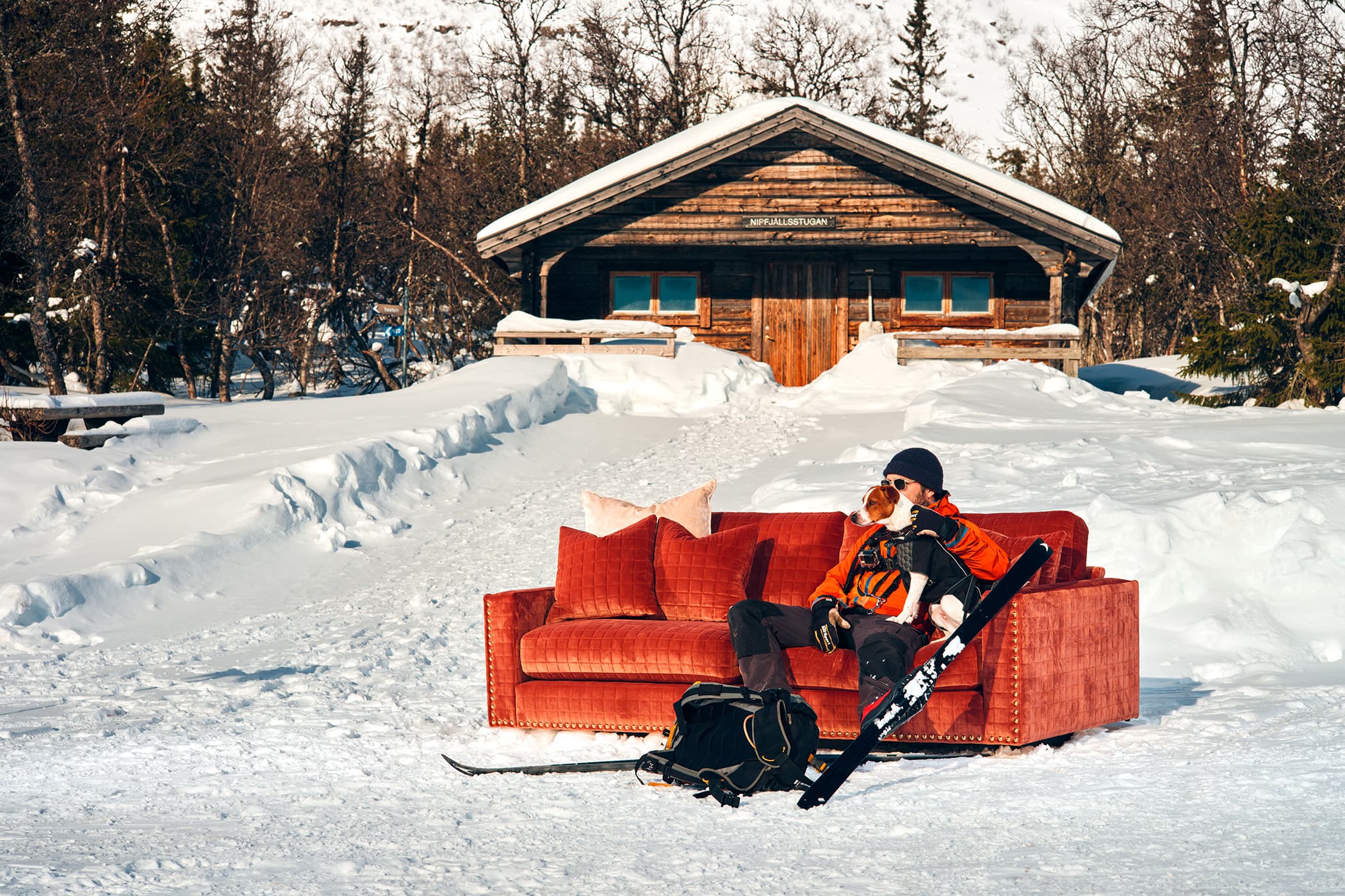 224cm bred soffa klädd i orange quiltad polyestersammet med guldiga nitar längs stommen. 