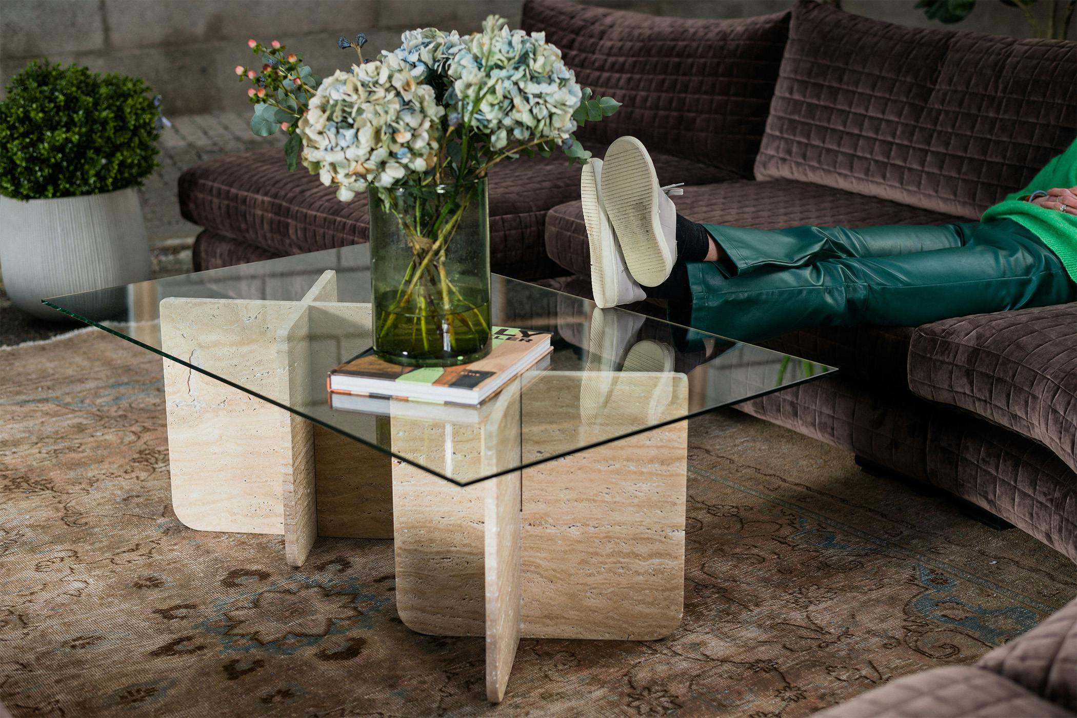Stort soffbord, 120x72cm, med rektangulär glasskiva och med underrede i natursten.