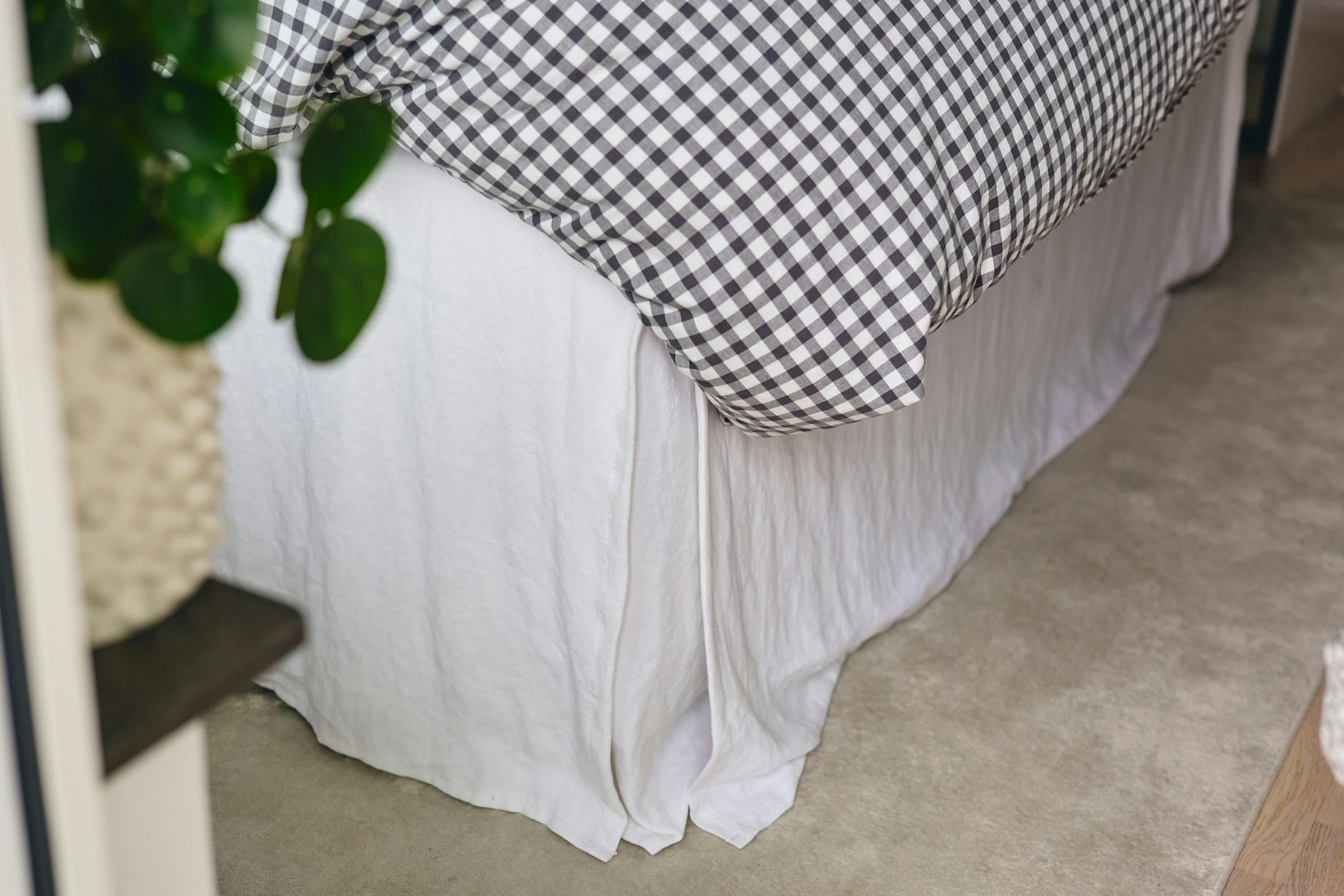 Vit sängkappa för dubbelsäng. Lång lös klädsel för din säng i vitt linne. 180x200cm, valfri höjd.