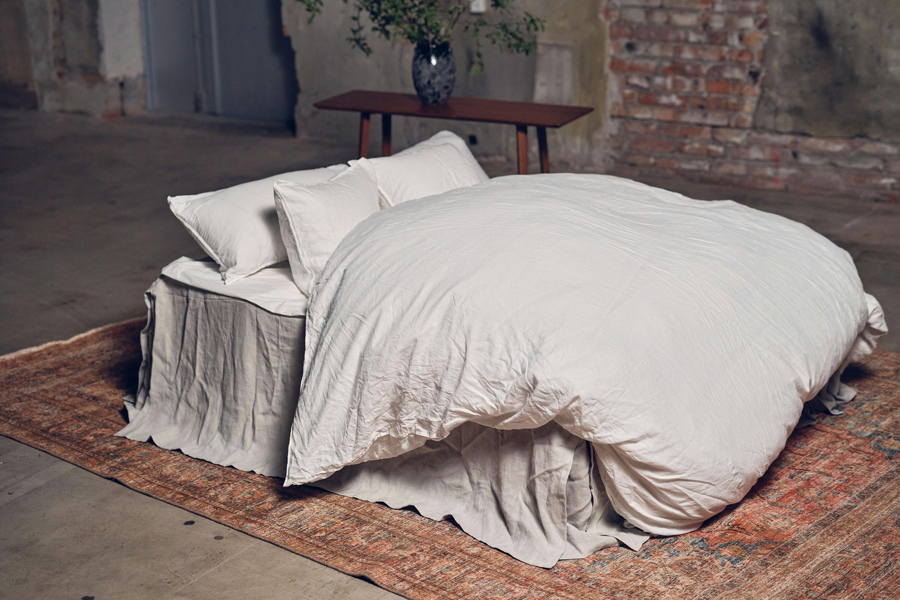 Beige sängkappa för dubbelsäng. Lång, romantisk kappa för sängen i vackert linne.