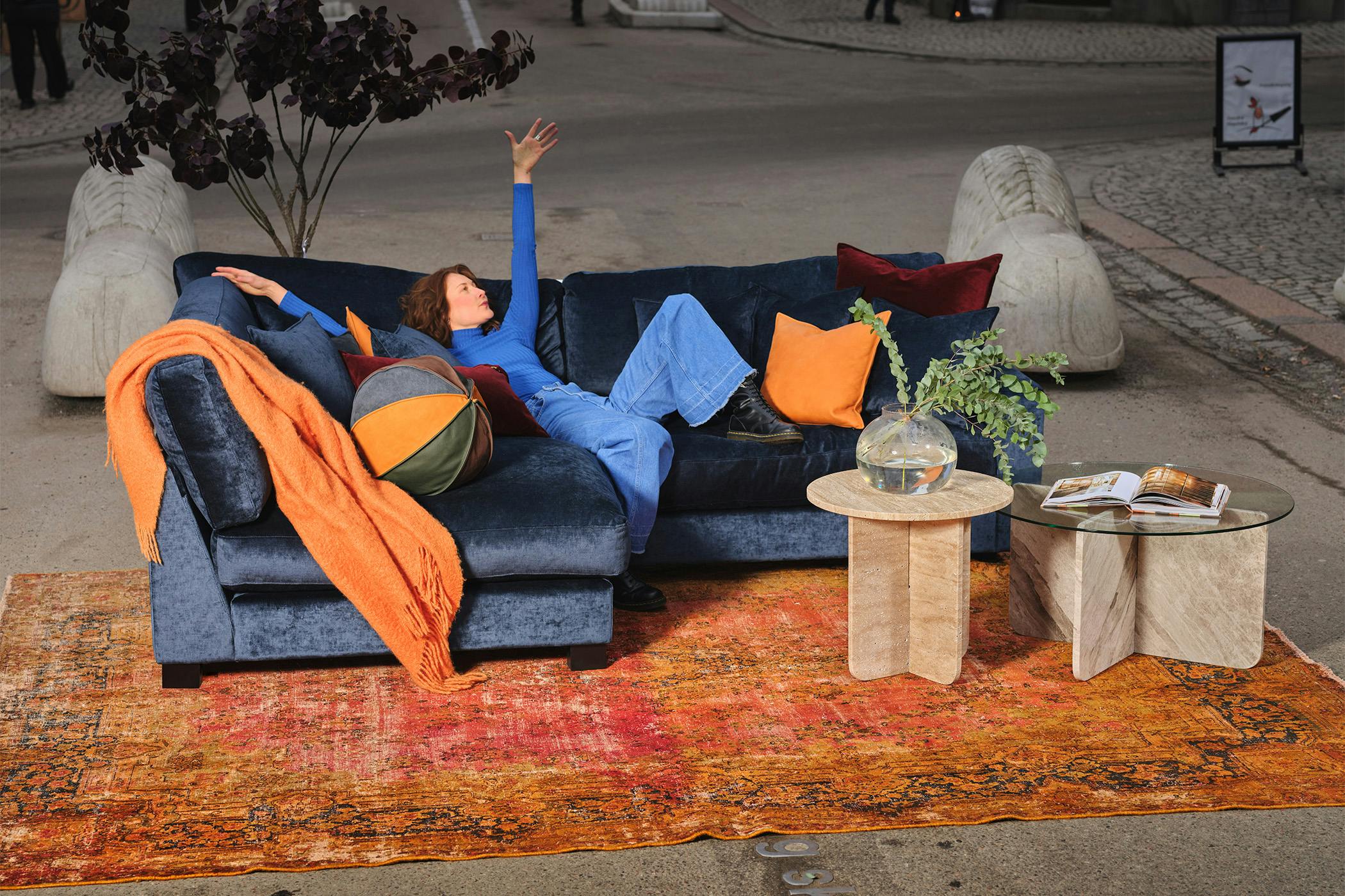 Marinblå hörnsoffa klädd i lyxig bomullssammet med 105cm djup sittkudde och 120cm djup divan.