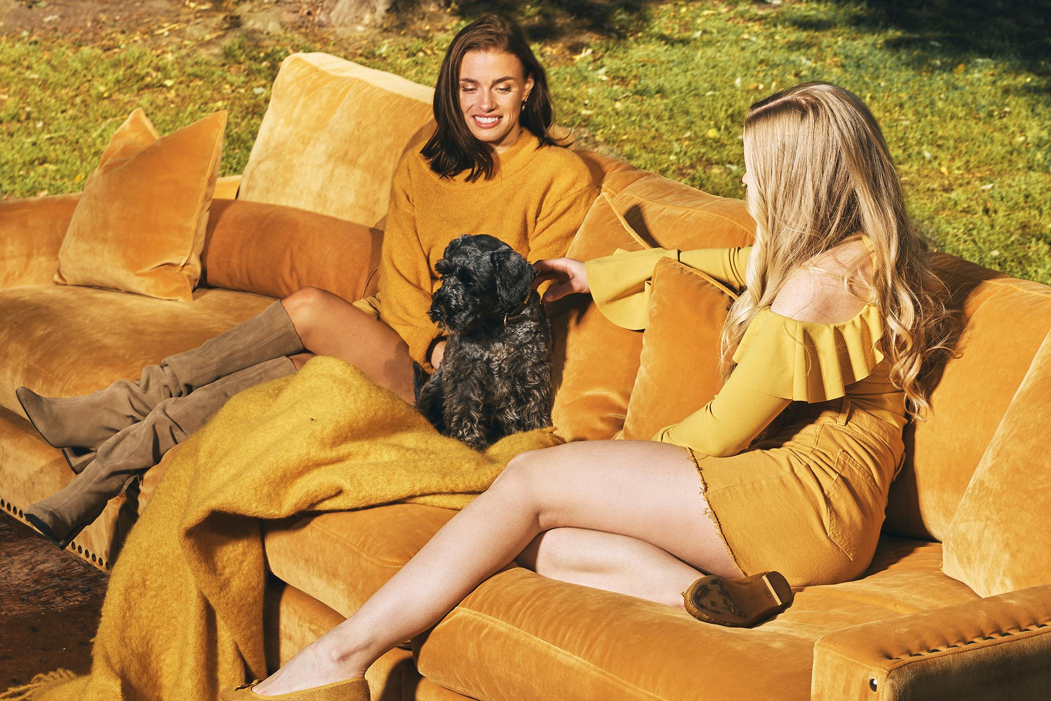 Valen 330, en 330cm bred soffa klädd i gul polyestersammet, Solemio senapsgul 88 med silvriga nitar längs stommen.