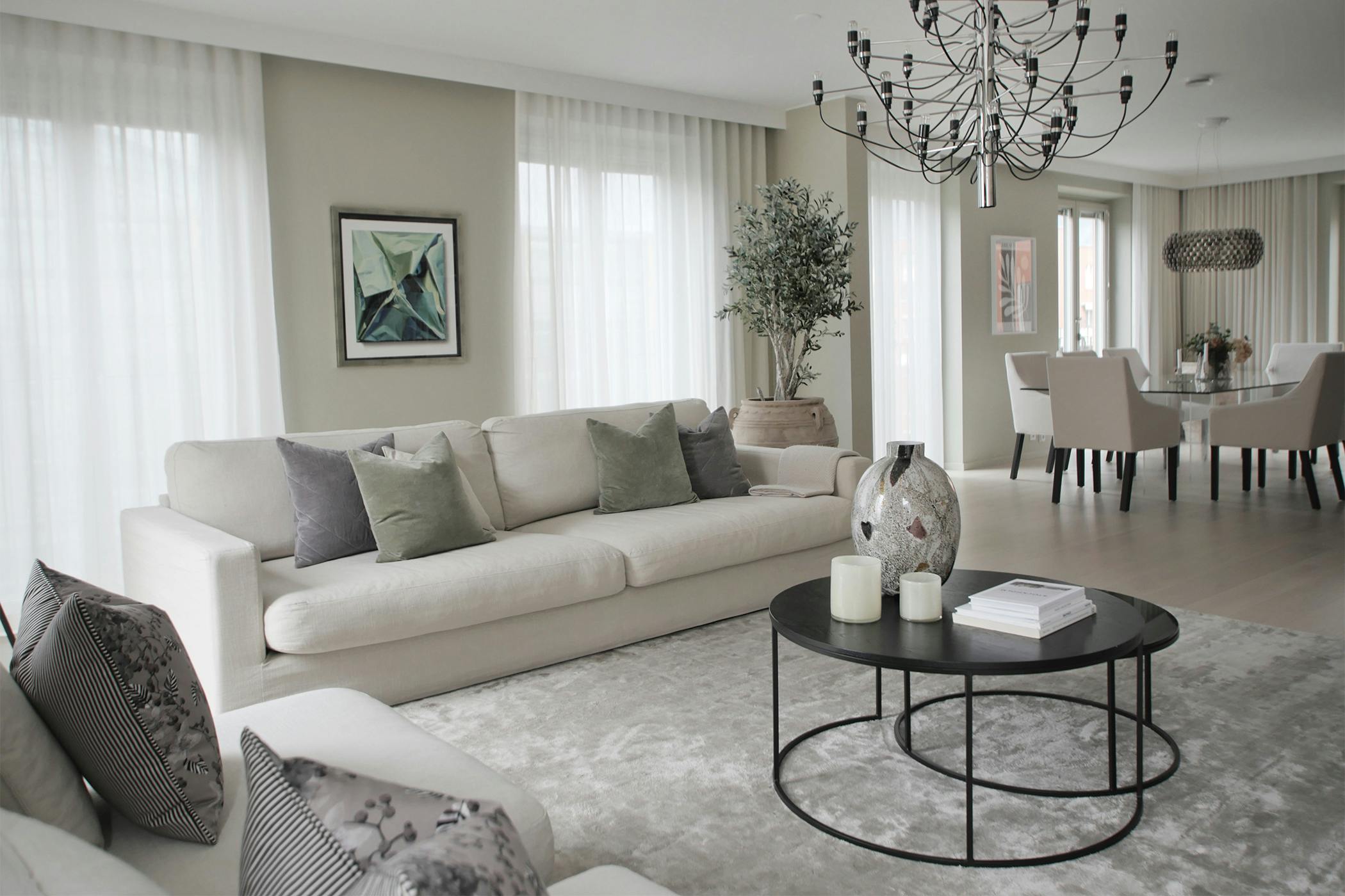 285cm bred soffa i vit linneblandning med 110cm djupa sittkuddar och höga ryggkuddar. 