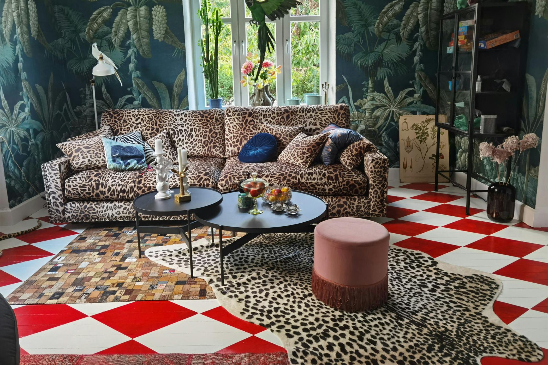 Leopardmönstrad soffa klädd i polyestersammet med djupa sittkuddar och höga ryggkuddar. Mjuk och bekväm soffa i 285cm bredd.