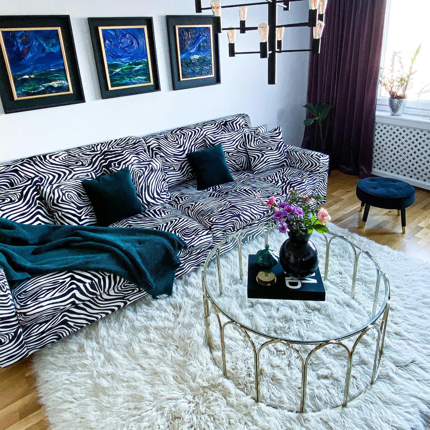Zebramönstrad soffa med djupa sittkuddar och höga ryggkuddar i dun och kallskum. 285cm bred soffa med 110cm i djup.
