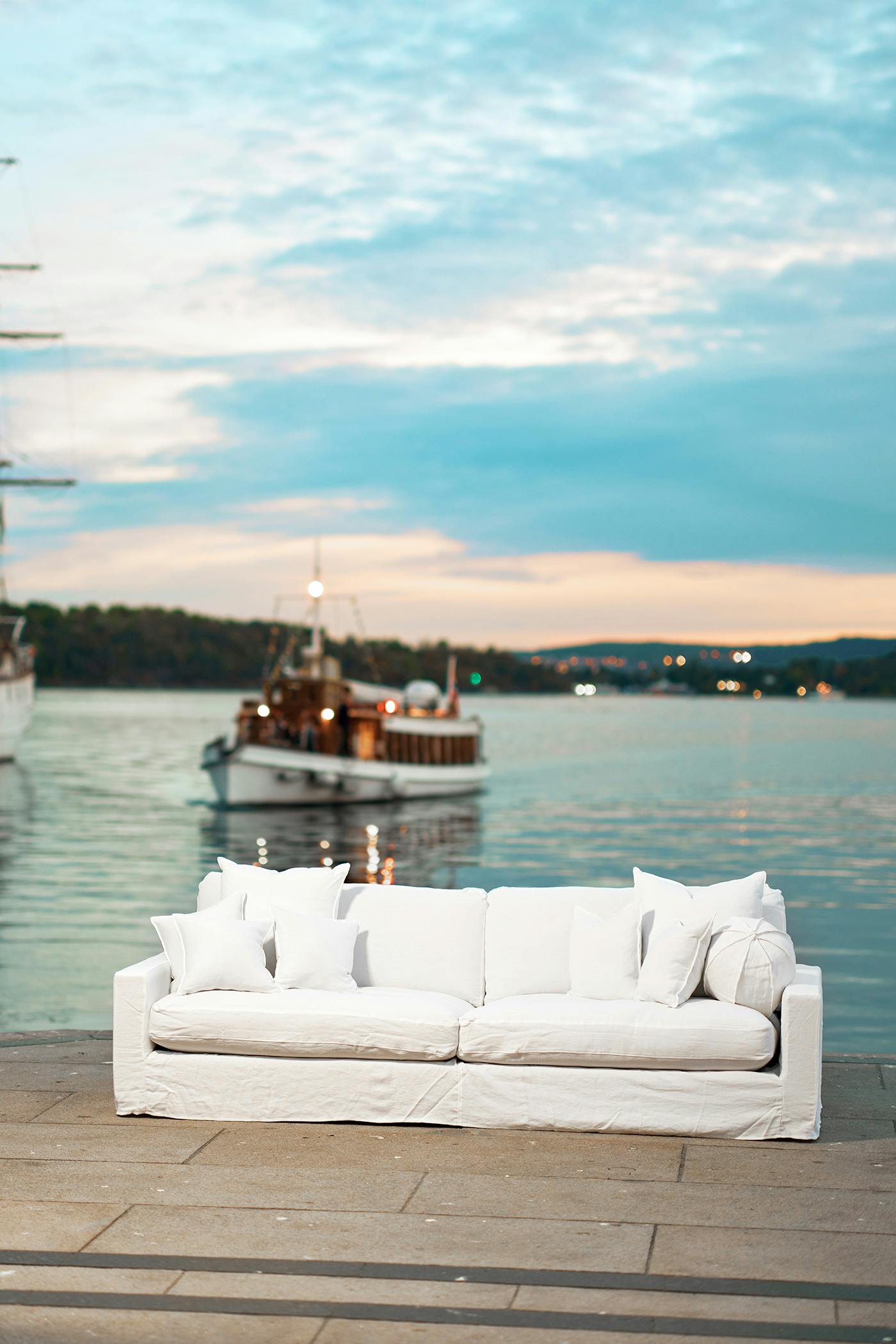 Rak soffa i vit 100% linne med lös, avtagbar klädsel. 224cm bred soffa med mjuka och bekväma kuddar i 105cm djup.