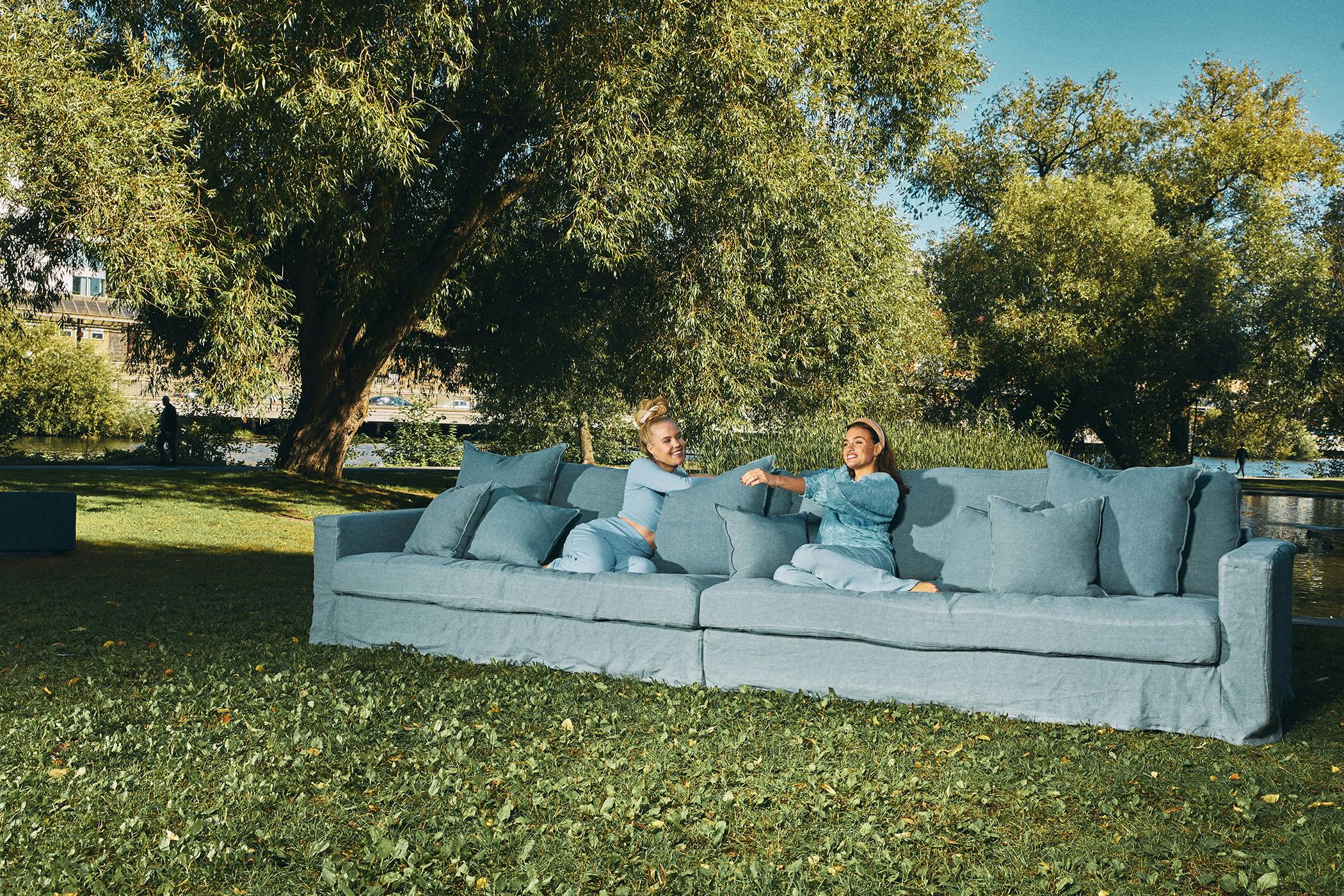 Rak soffa i 100% linne i blå kulör, klädd i avtagbar klädsel på kuddar och stomme på 388cm i bredd.