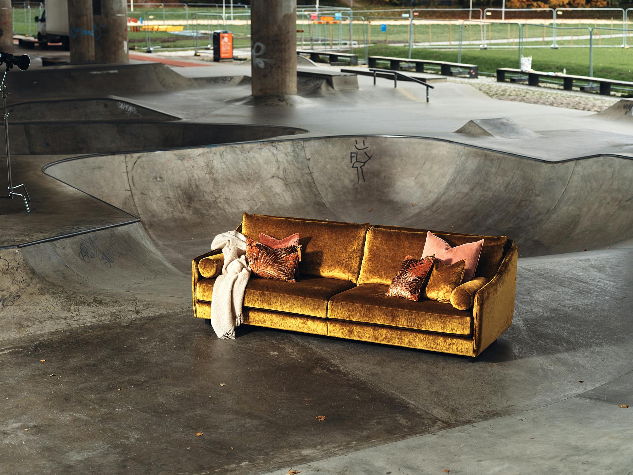 Lyxig soffa med 110cm djupa sittkuddar och höga ryggkuddar i kallskum, klädd i guldig bomullssammet.