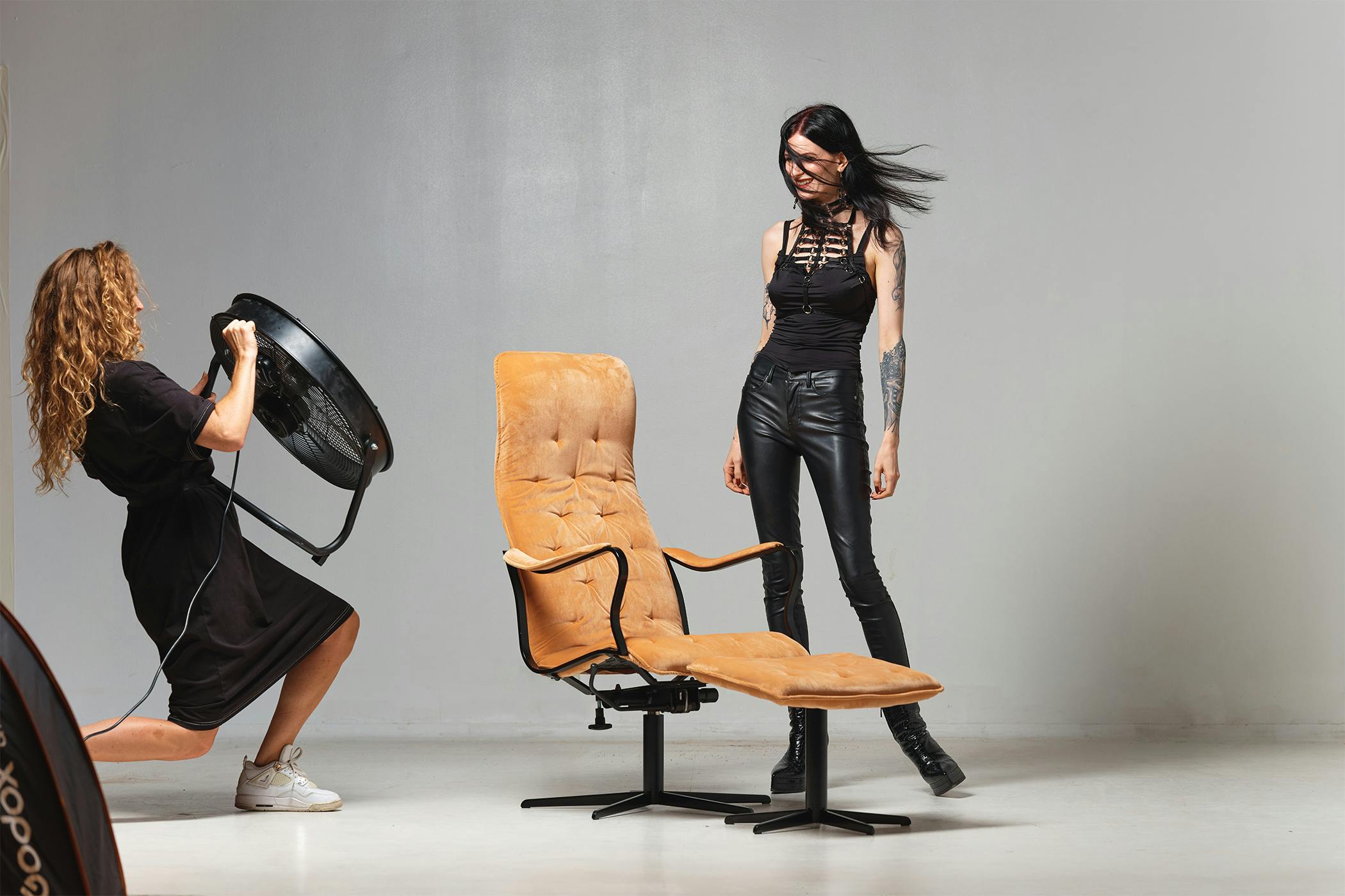 Snygg reclinerfåtölj klädd i orange polyestersammet med justerbar rygg och vridbar sits. 