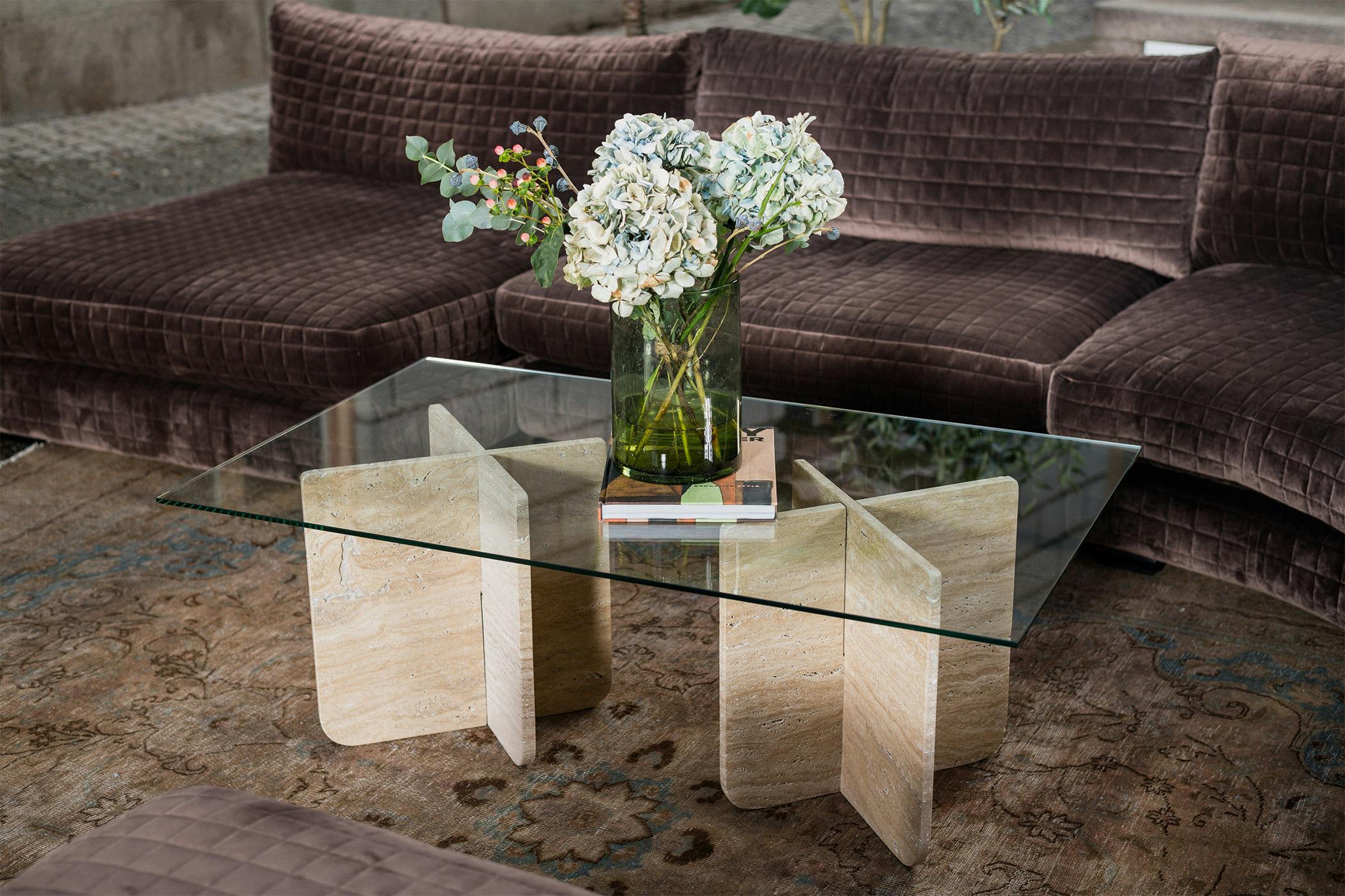 120x72cm stort soffbord med rektangulär toppskiva i glas och underrede i travertin. 