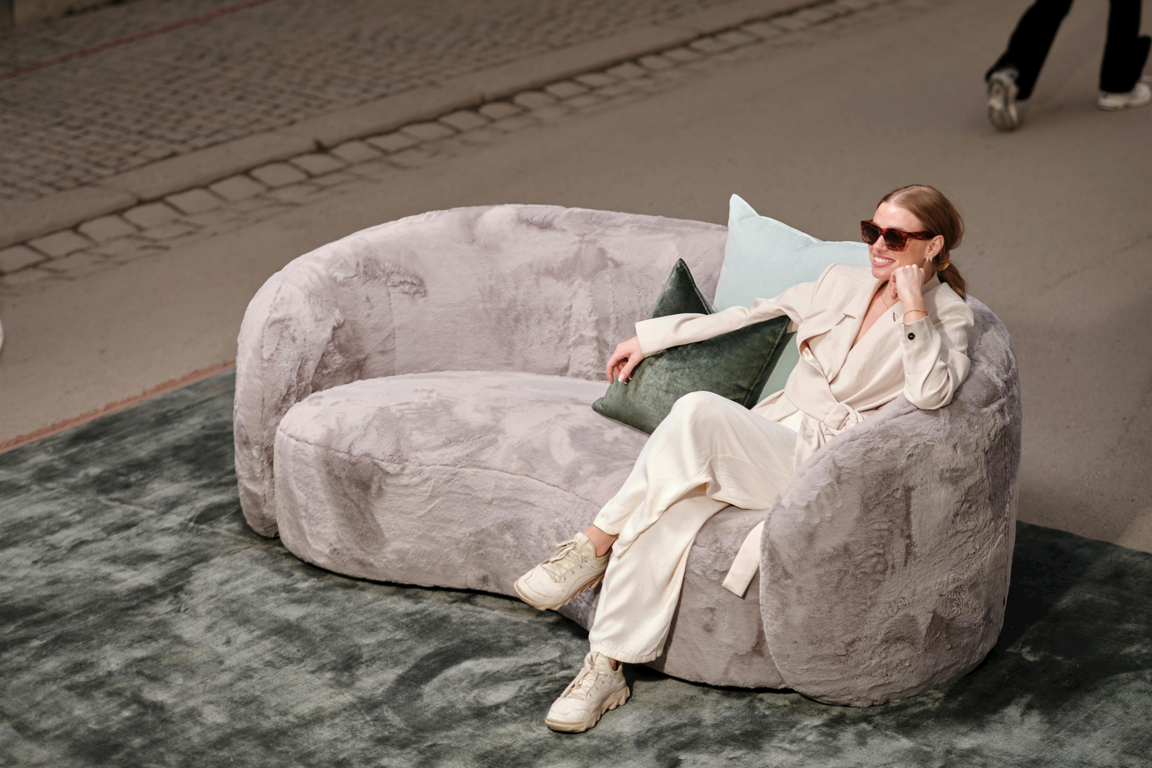 Dunfri soffa, 200cm bred, i grått fluffigt polyestertyg med rundad sits och rundad rygg. 