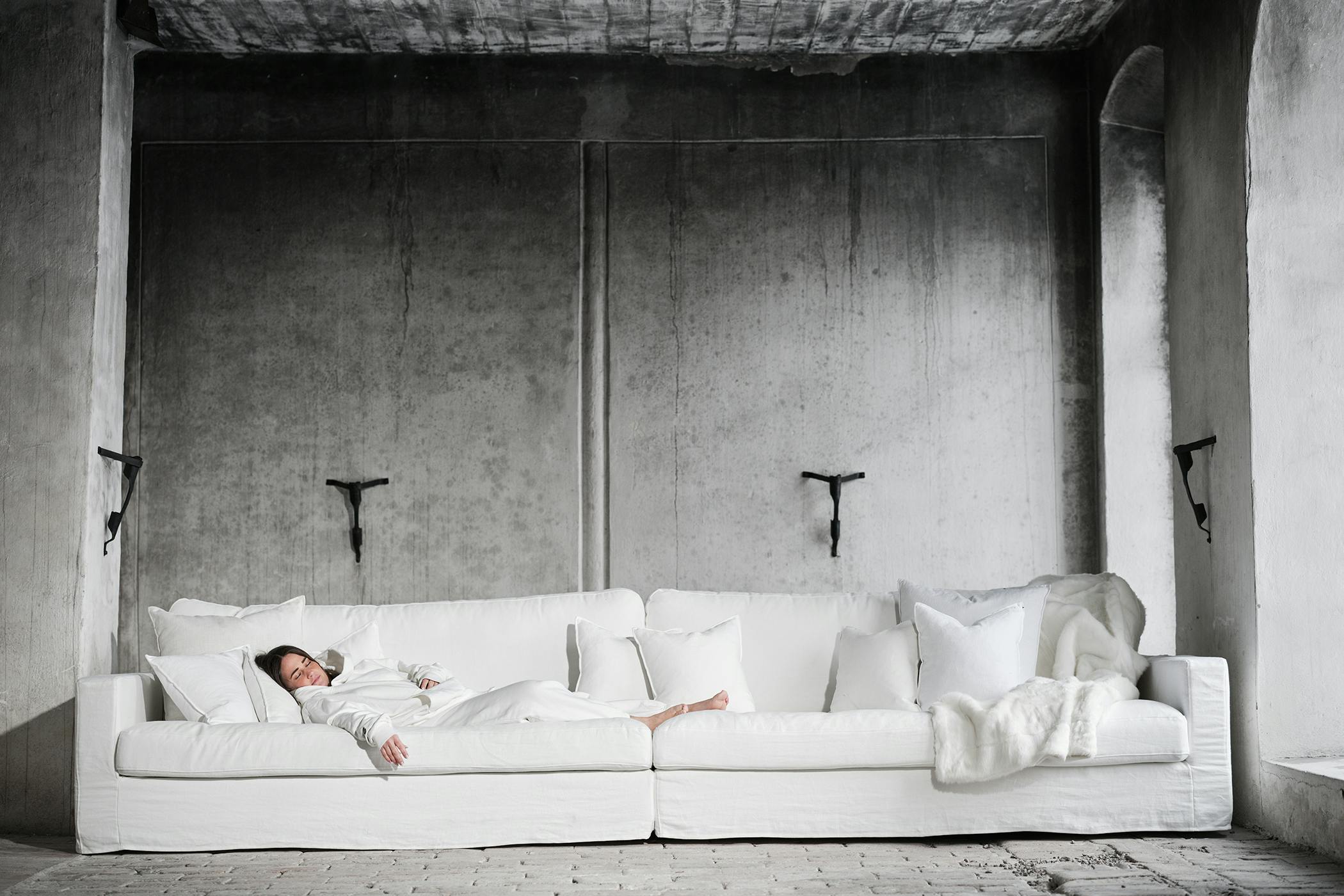 Djup 5-sits soffa på 388cm i bredd, klädd i vit hampa med avtagbar, lös klädsel på kuddar och stomme. 
