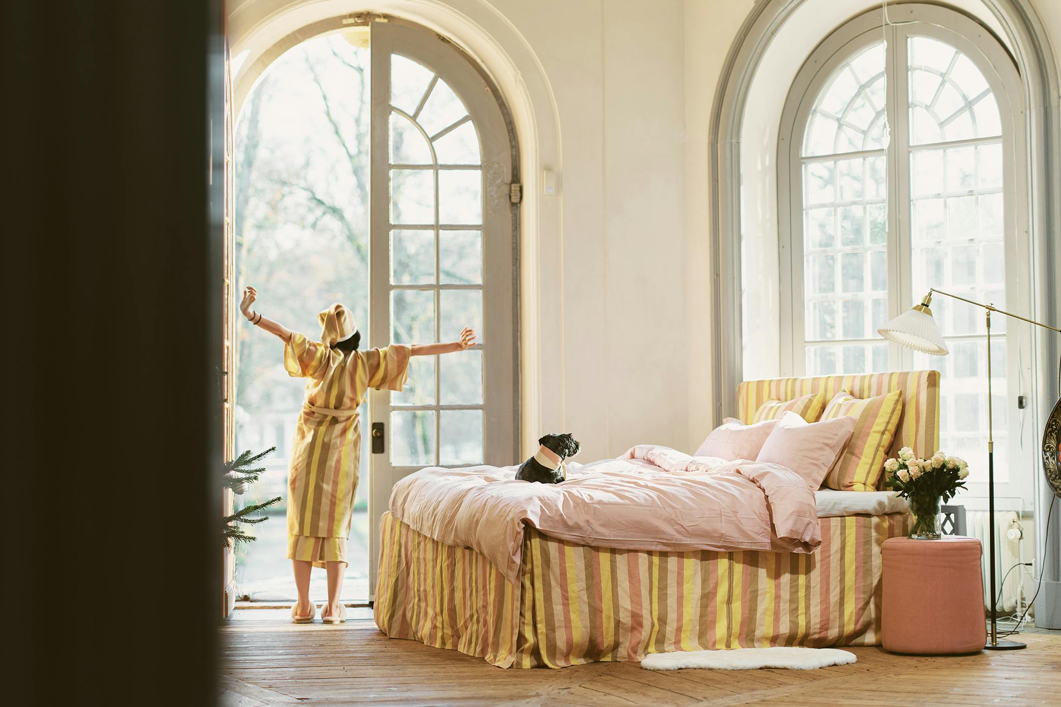 Dubbelsäng, 180x200cm bred, klädd i randigt linnetyg på avtagbar sängkappa och på sänggavel.