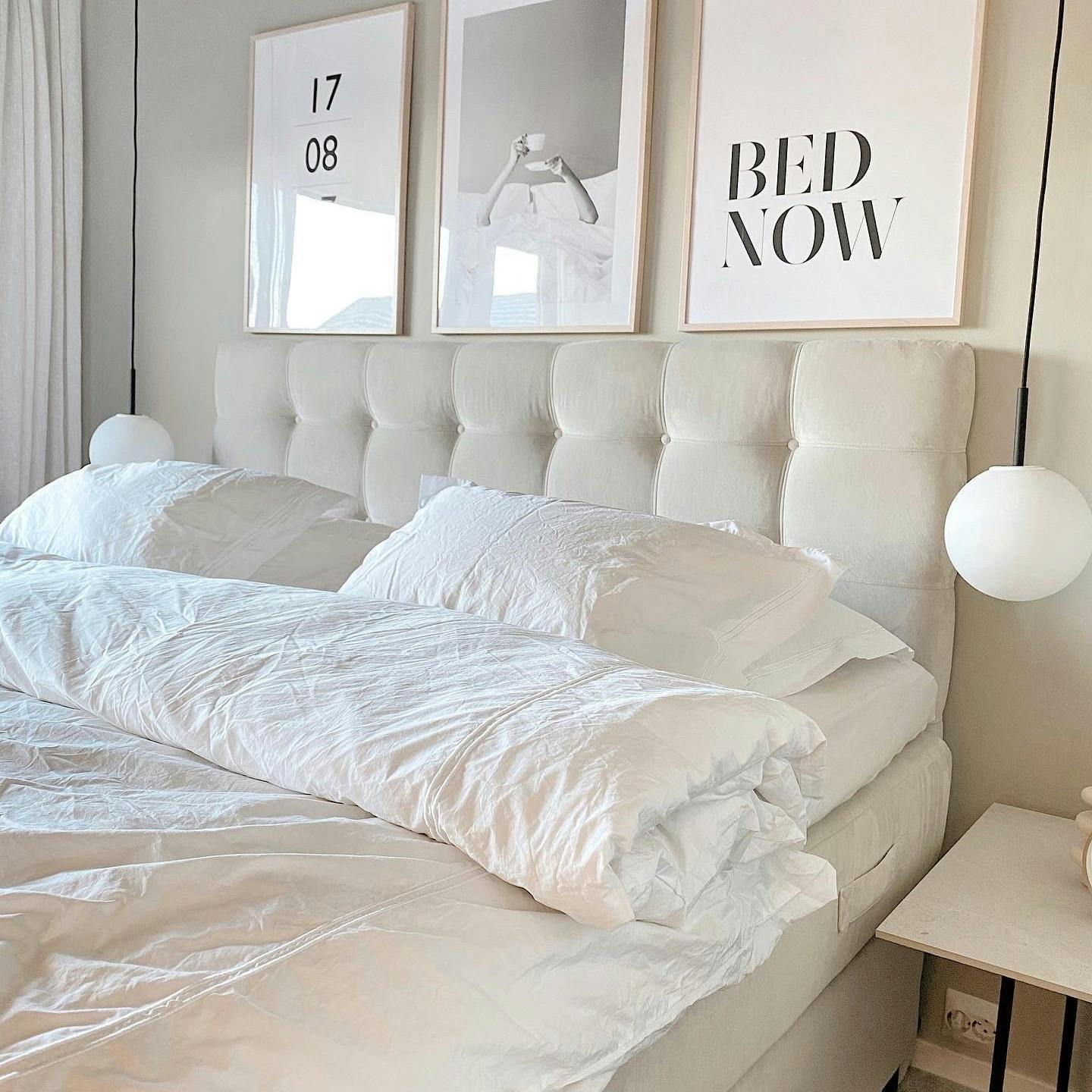Hög dubbelsäng, 180x200cm, med beige polyestersammet på stommen med en djuphäftad sänggavel i beige polyestersammet.
