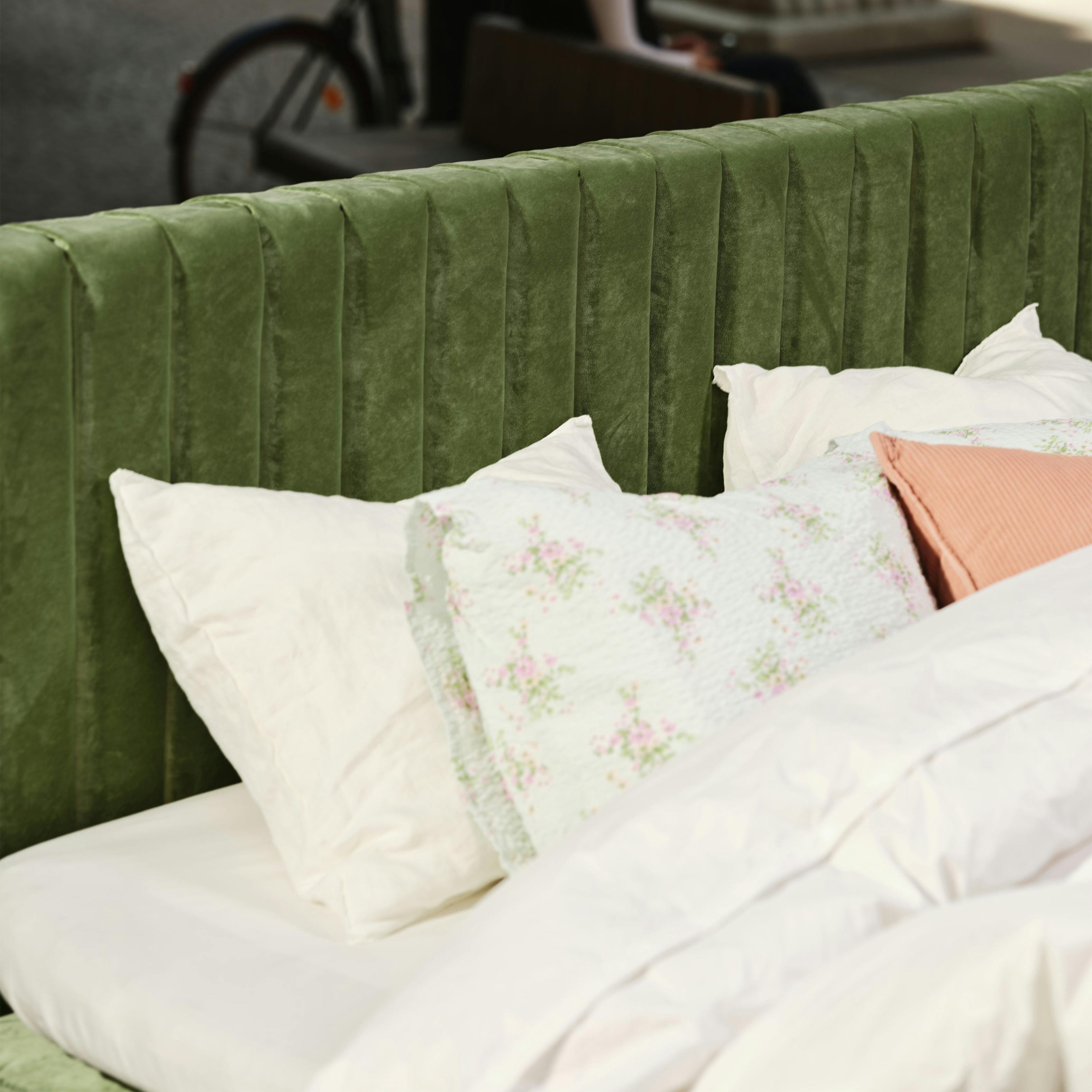 180cm bred, ribbad sänggavel klädd i en grön polyestersammet. 