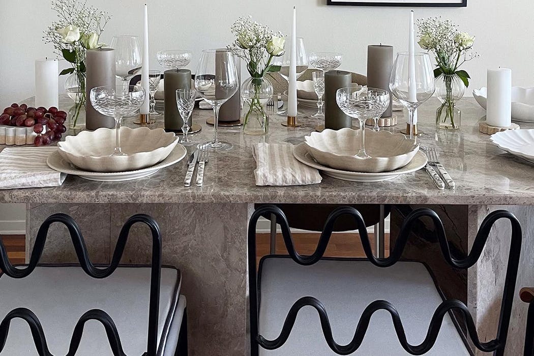 Stort rektangulärt matbord, 200x100cm, med toppskiva och underrede i gråbeige marmor.