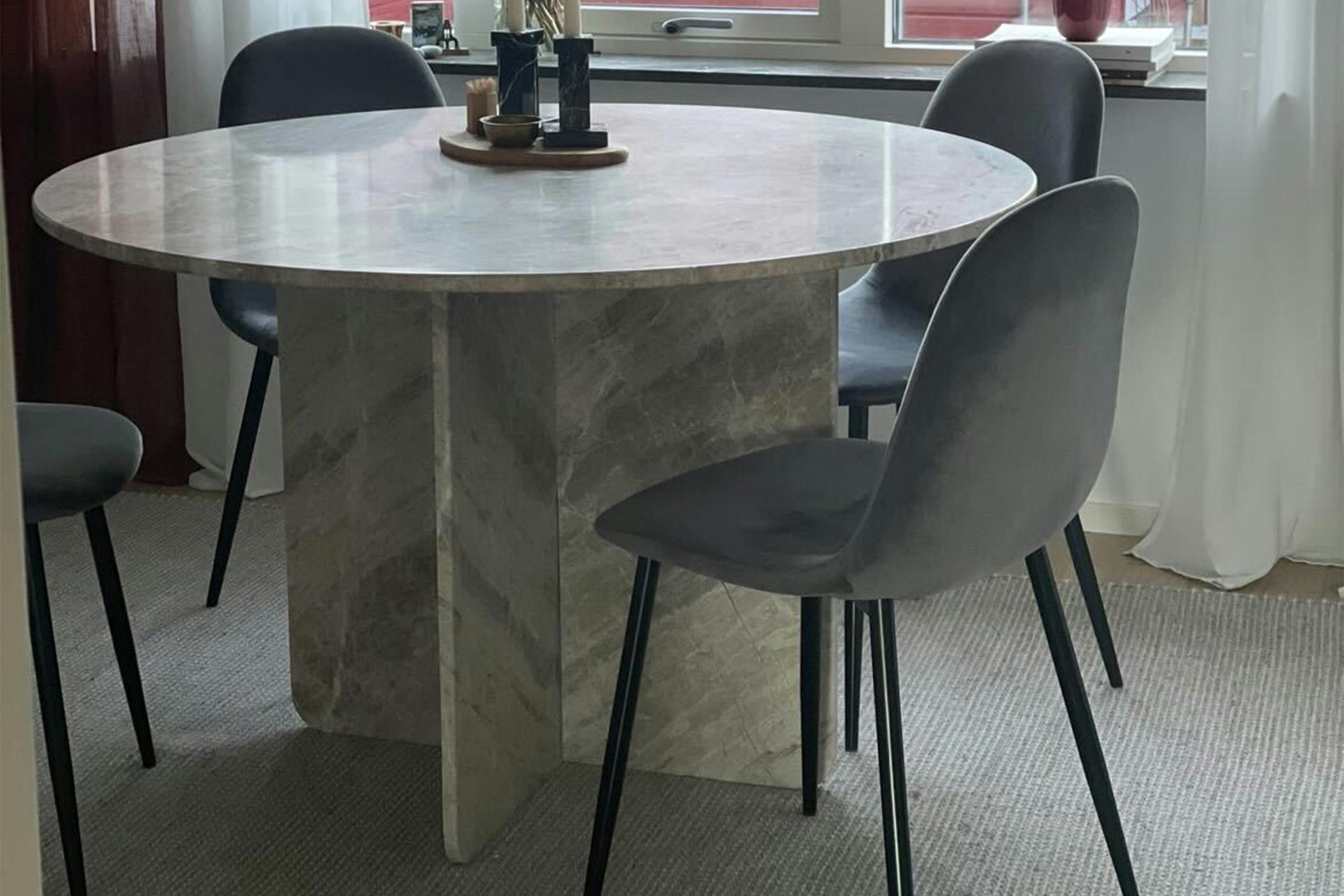 Stort matbord med rund toppskiva och underrede i marmor, 120cm i diameter.
