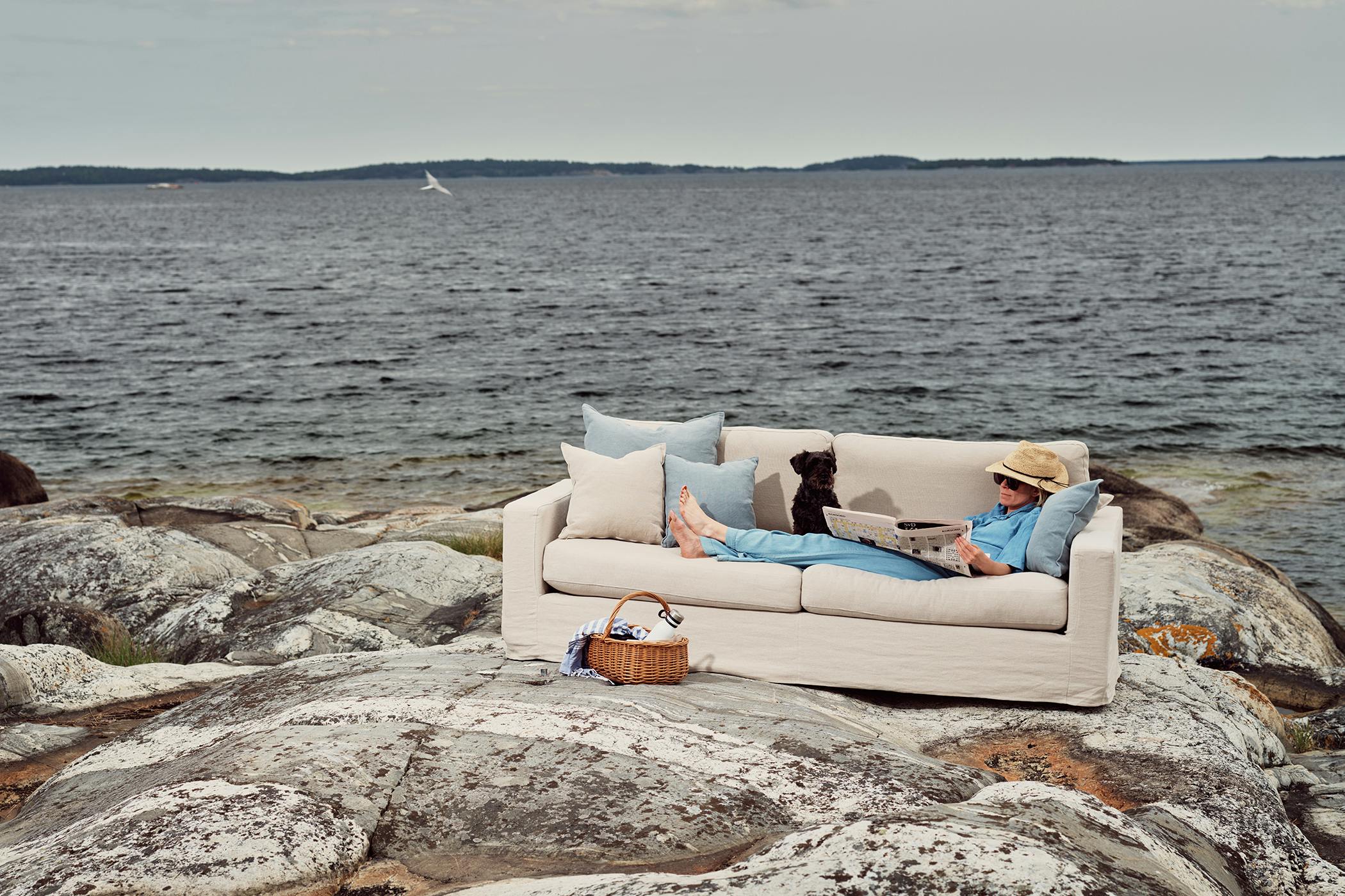 Beige soffa med avtagbar klädsel och mjuka sittkuddar. 224cm bred soffa i 100% linne. 