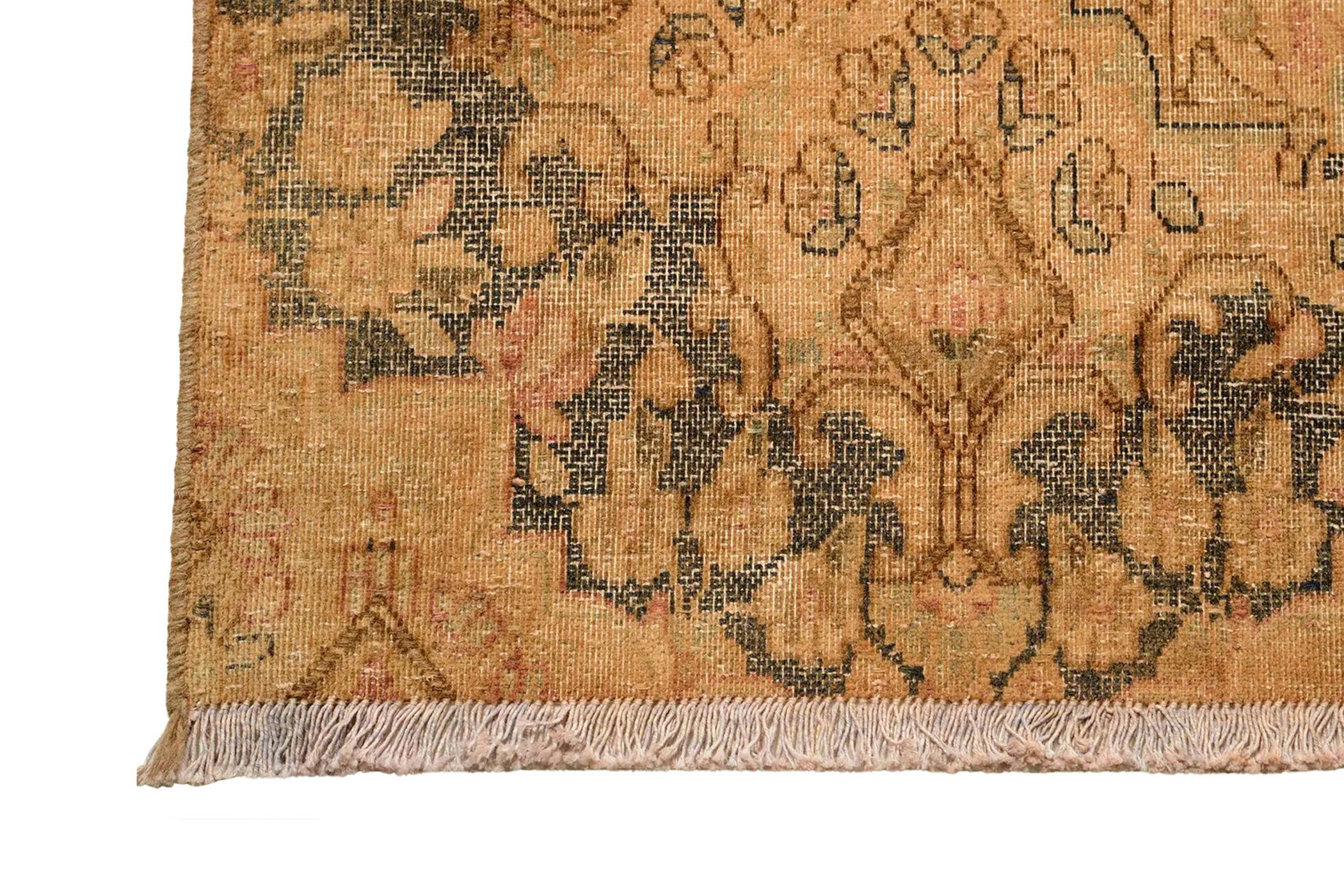 Behandlad persisk matta, 252x348cm bred, med handknutna mönster i orange nyans.