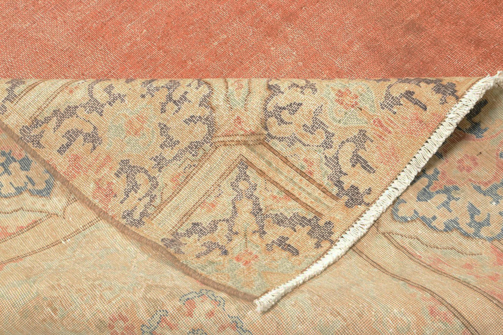 229x312cm bred persisk matta med handgjort mönster i gula och röda toner.