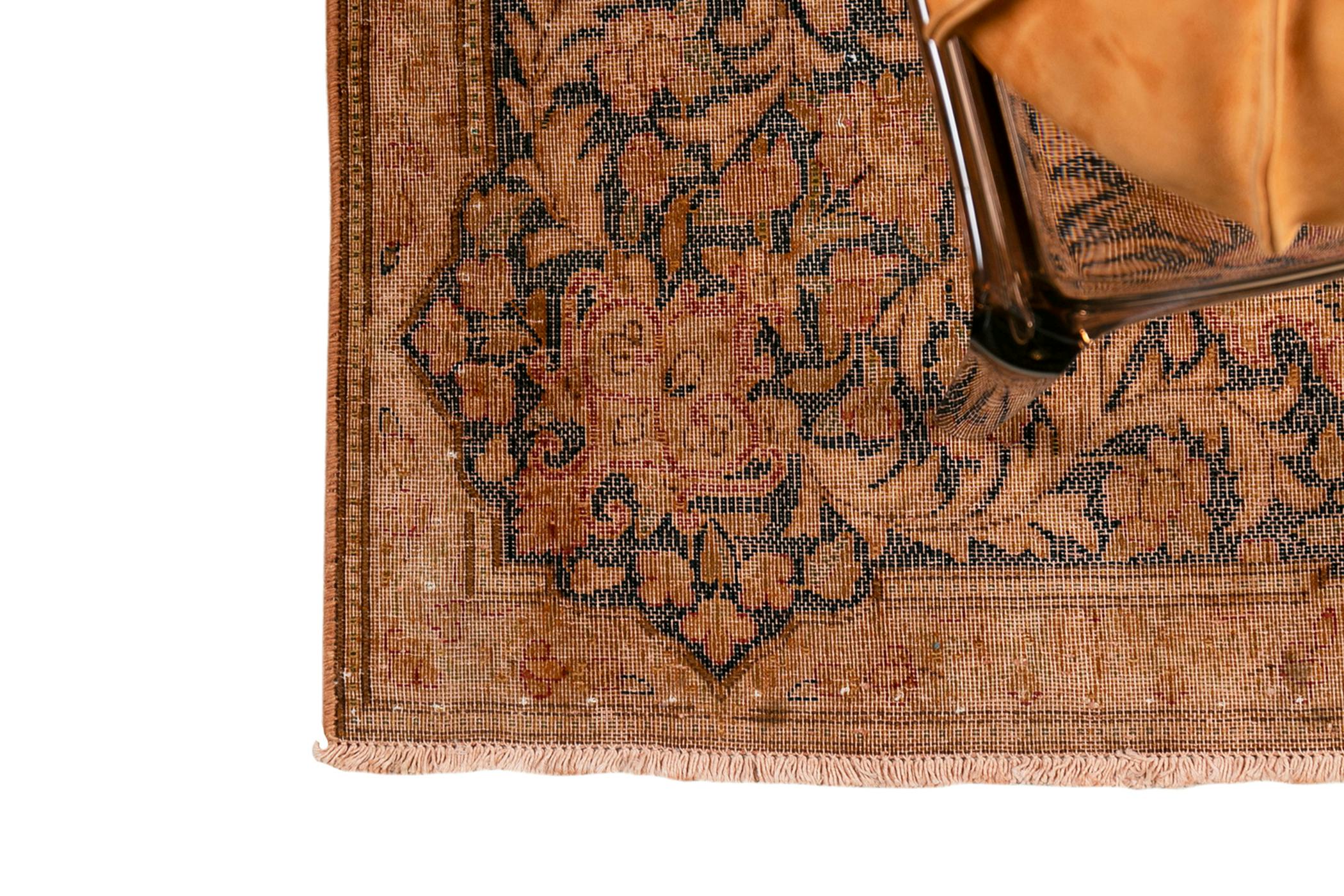 Stor, behandlad persisk matta i röd nyans med handgjort mönster på 405x291cm i bredd. 