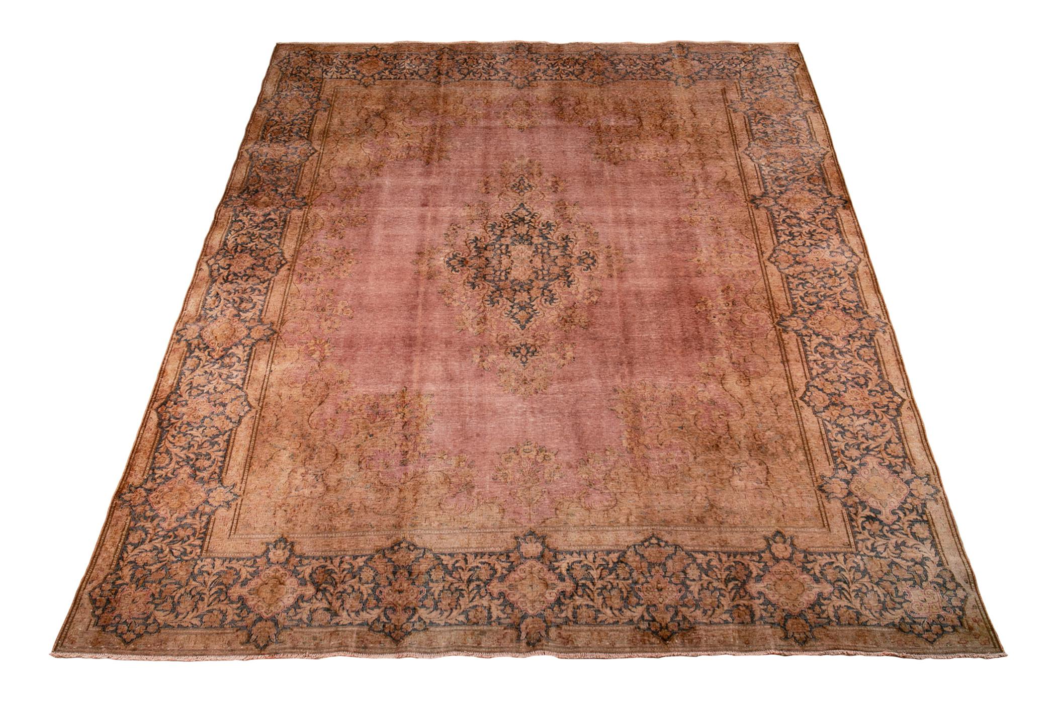 Persisk matta med behandlad yta och handgjort mönster i röd nyans, 405x291cm. 
