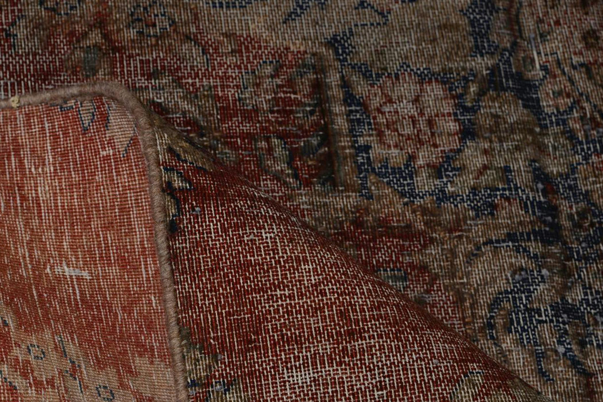 Behandlad persisk matta med solblekt och handgjort mönster i röda toner, 143x246cm.
