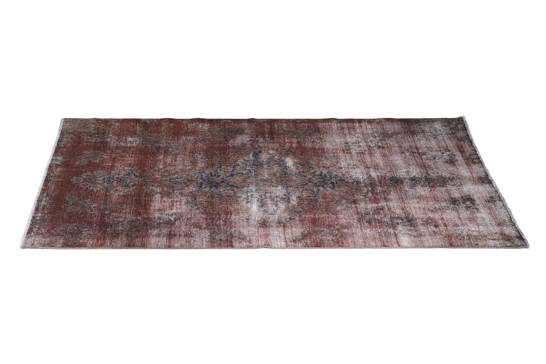 Röd vintagematta med behandlad, solblekt yta och med handgjorda mönster, 143x246cm.