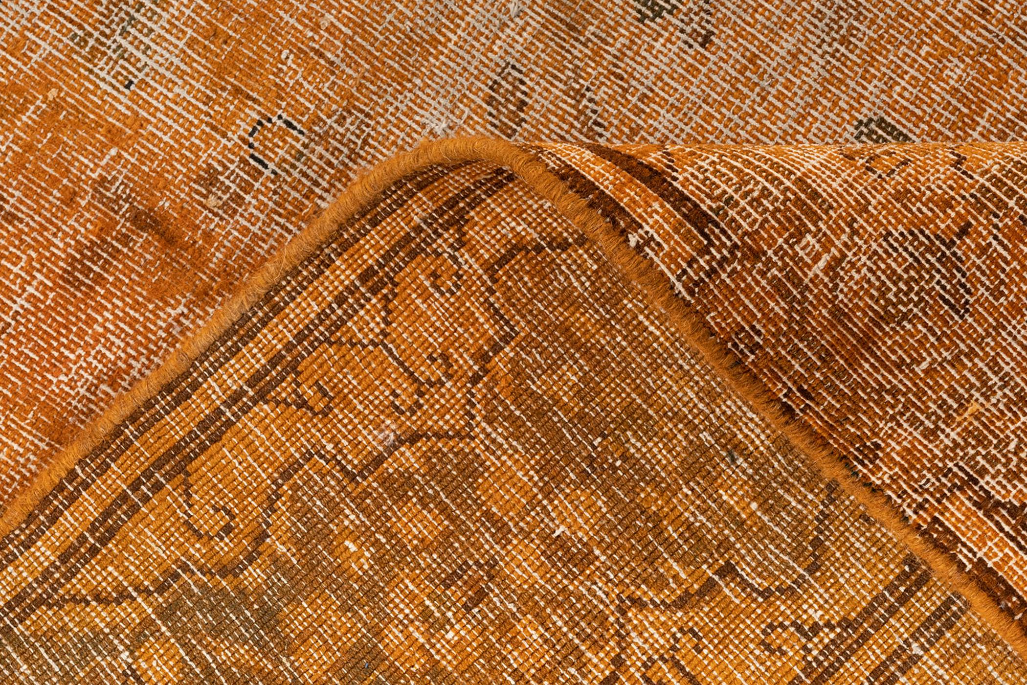 Solblekt vintagematta med handknutet mönster, 265x362cm, i orange nyans.