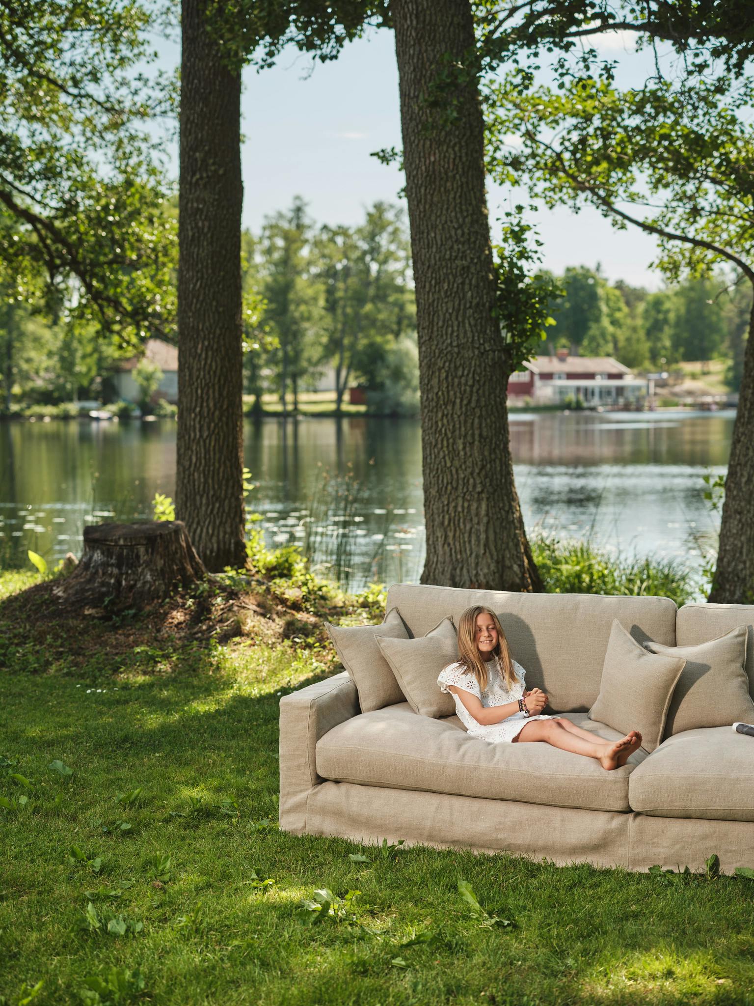 Beige soffa i rålinne, 285cm bred, med 105cm djupa sittkuddar och höga ryggkuddar. 