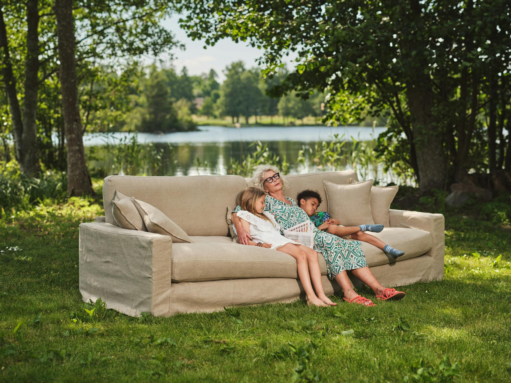 Beige soffa Valen XL i Rålinne, lös klädsel, 285cm bred, med 105cm djupa sittkuddar och höga ryggkuddar. 