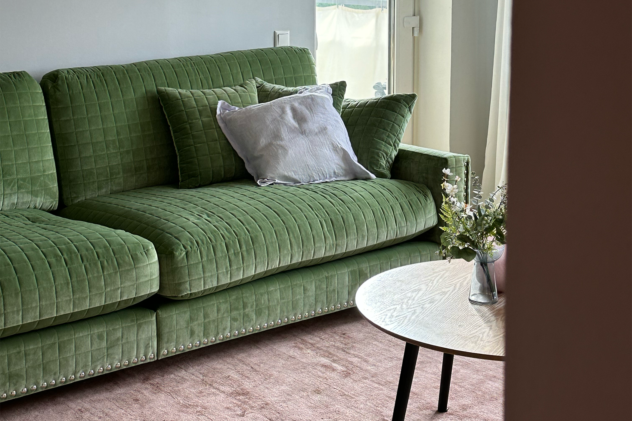 En grön soffa hemma hos influencer Hanna Happy. 3-sits i grön quiltad sammet.